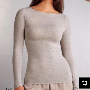 Beige långärmad tröja från Intimissimi - Beige intimissimi tröja, knappt använd. Strl M