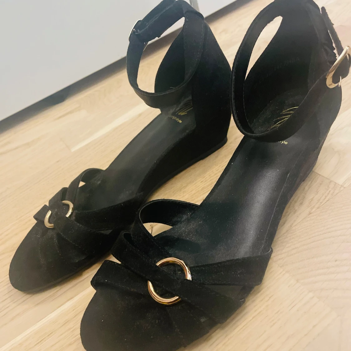 Svarta sandaler med gulddetaljer - 90