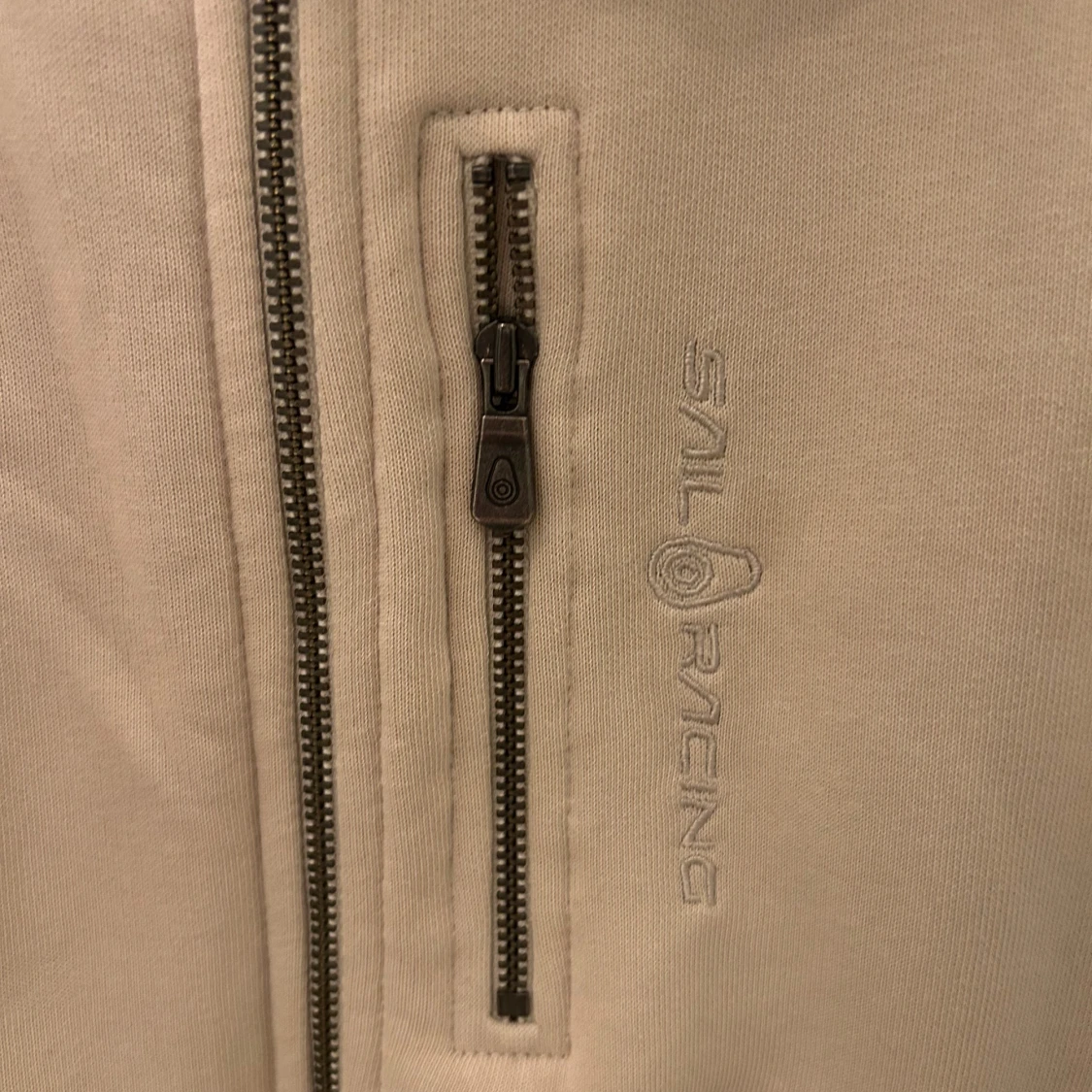 Beige huvtröja från Sail Racing - 90