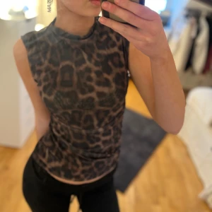 Leopardmönstrad ärmlös topp från Amisu - Snygg leopardmönstrad topp från Amisu i en tight passform. Toppen är ärmlös och nästan aldrig använd❤️