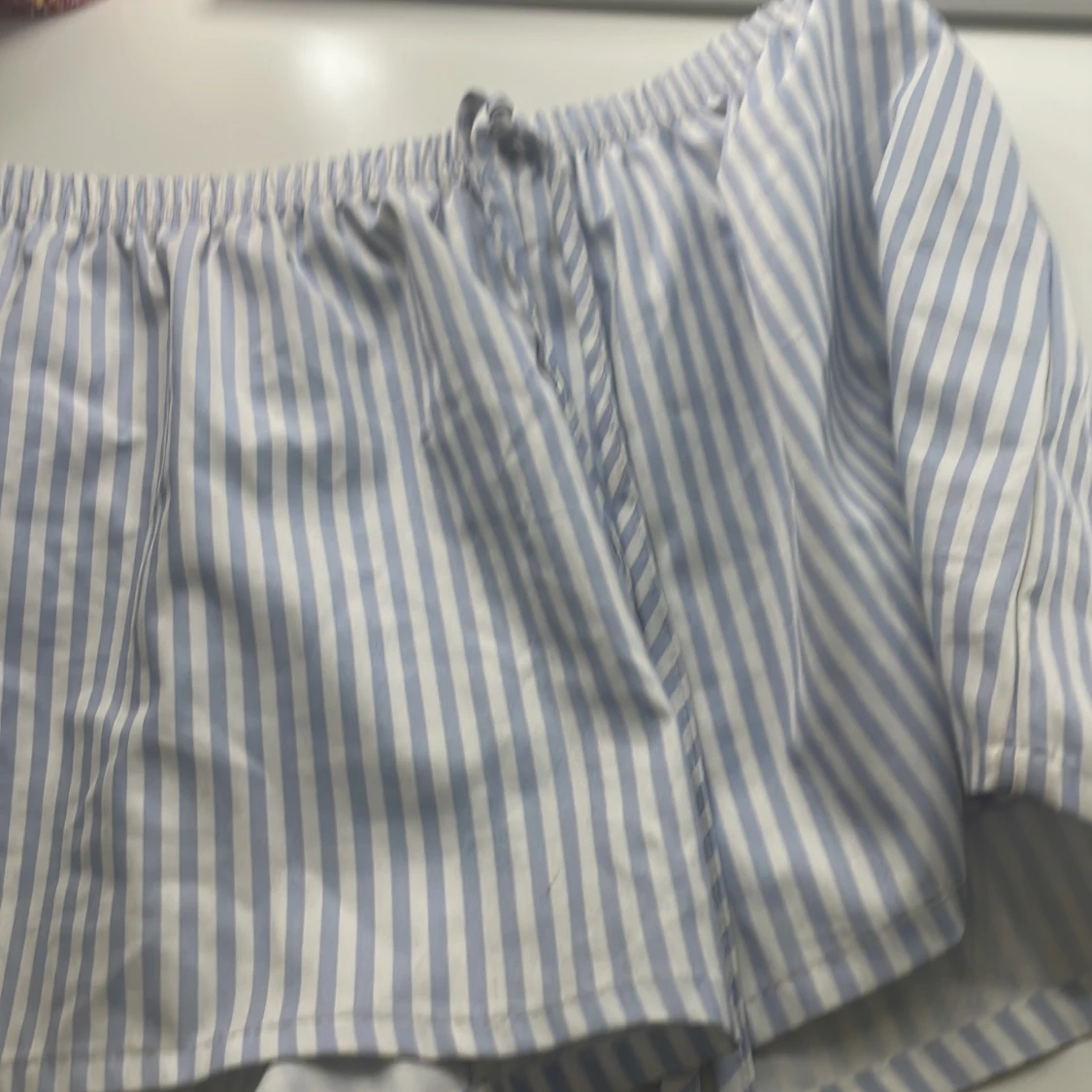 Randiga shorts med knytband - 1