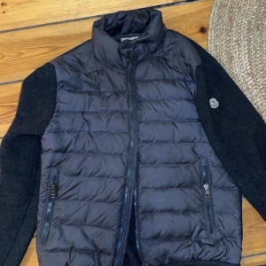 Moncler cardigan  - Säljer nu min Moncler cardigan, den sitter som storlek M och den är äkta, har kvittot till den så skriv om du har en fråga eller vill ha nån mer bild.