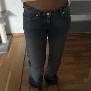 Weekday jeans - Ett par jeans ifrån weekday. Säljer då dom inte kommer till användning 🫶🏼storlek 24/32