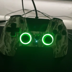 Gaming kontroll - Gaming kontrollen funkar till alla konsoler och den har en led light som gör så att kontrollen ser bättre ut och den har en militär mönster på den.