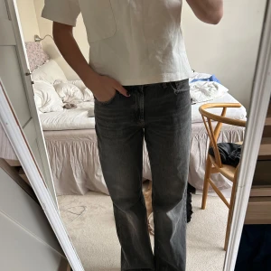 Jeans - Perfekta grå mid waist jeans! Använda fåtal gånger