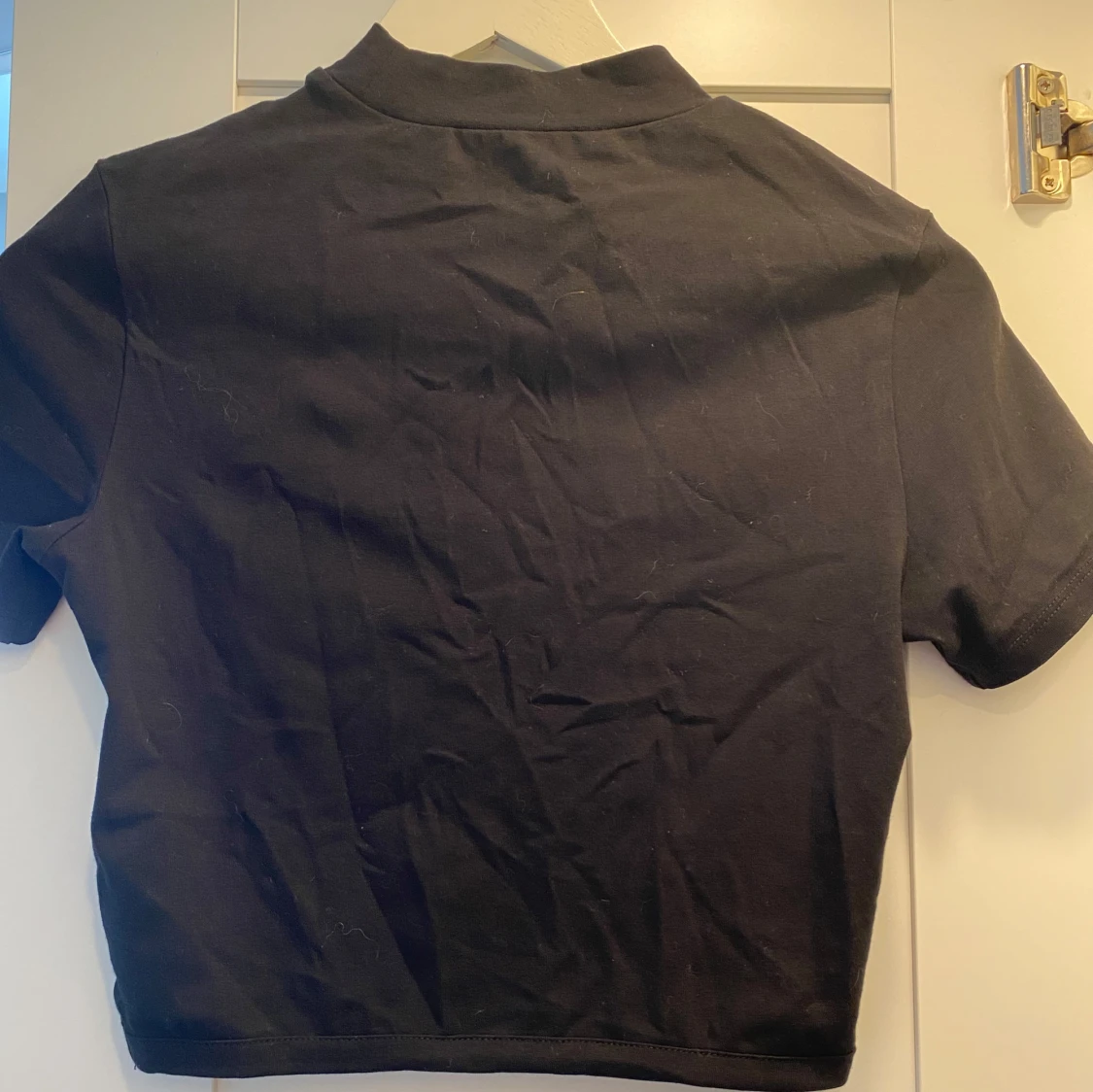 Svart croppad topp från NA-KD - 92