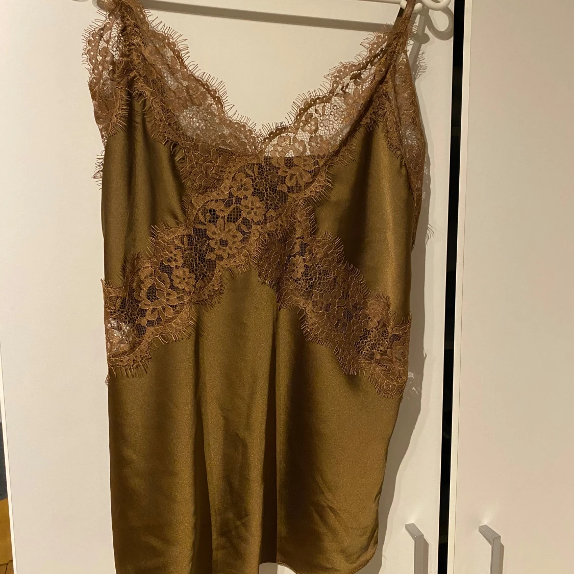 Brun linne med spetsdetaljer