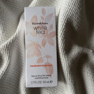 Elizabeth Arden White Tea Mandarin Blossom - Elizabeth Arden White Tea Mandarin Blossom. Perfekt för den som älskar en lätt och uppfriskande doft med inslag av mandarinblomma. Sprayad upp till tre gånger!😊