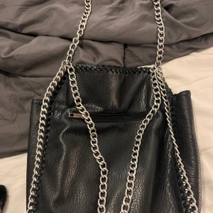 Tiamo väska - En snygg och trendig väska från tiamo. Väskan är i mycket bra skick då den inte använts så mycket. Säljer pågrund av att jag köpt en ny väska. Väskan är köpt för 700 ny pris men säljer för 250.