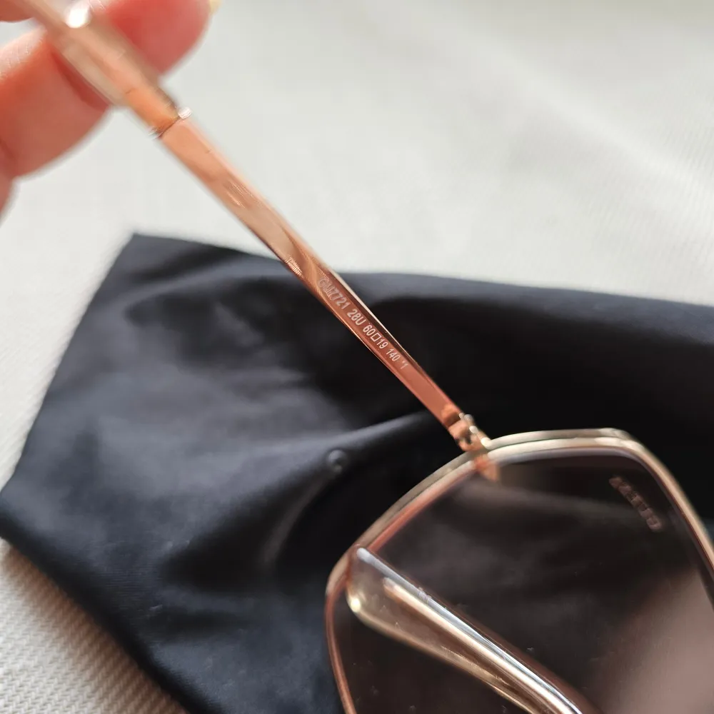 Snygga rosa solglasögon från Guess med en elegant fyrkantig form. De har en tunn metallram i roséguld och matchande tonade glas. Perfekta för att ge din stil en lyxig touch. Passar bra för soliga dagar och ger ett trendigt intryck.Nya och väldigt fina ❤️ Köpta för 1299 kr !. Asusteet.