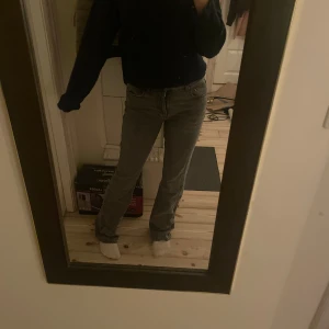 Grå jeans - Säljer dessa jeans från Gina Tricot eftersom dom är lite stora. Dom är även lite paj längst ner eftersom dom är för långa. Resterande av dem är dock i fint skick!💗Orginal pris 500kr