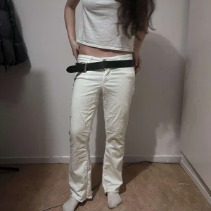 Vita byxor  - Snygga vita byxor med en rak passform . Perfekta för en stilren look. Byxorna har en klassisk design med fickor och är tillverkade i ett bekvämt material.