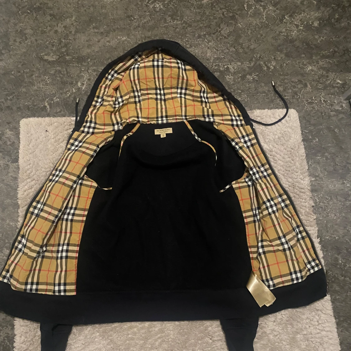 Svart huvtröja med rutig foder - 2