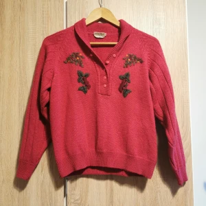 (XS/S) Cerisrosa tröja med broderi från Part Two - Jättecharmig cerisrosa stickad tröja från Part Two med broderade blommor. Märkt som en M, men skulle säga att den är mer som en XS/S. 💐 Vintage, retro