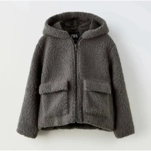 Grå populär teddyjacka från Zara - INTRESSEKOLL på denna populära teddyjackan från zara. Storlek 164 (barn) men passar även xs/s. Perfekt nu inför våren!! Skriv för frågor mm. 😙 vill se vad jag kan få för den så därför bara intressekoll!!