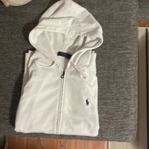 Ralph lauren zip up lightwear - Säljer en stilren vit hoodie från  Ralph Lauren med dragkedja. Tröjan är använd ett få antal gånger och är nästan som ny