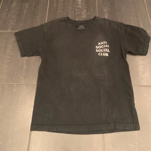 Svart t-shirt från Anti Social Social Club - Tja säljer min gamla assc tröja, storlek xs, skriv om du vill ha mer bilder eller har frågor…