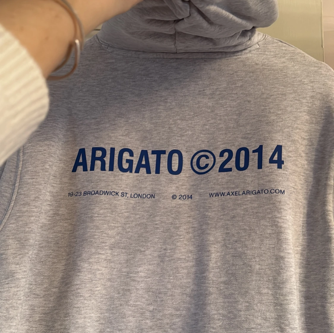 Grå hoodie från Axel Arigato - 1