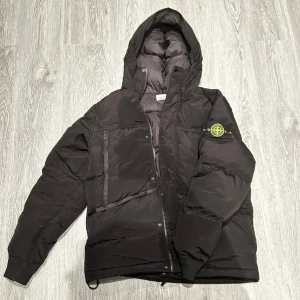 Stone island jacka - Säljer nu en svart stone island jacka i storlek S. Den är knappast använd och är riktigt trendig. Den är perfekt nu till vintern och pris kan diskuteras vid SNABB AFFÄR!