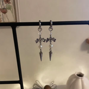 Elvira Earrings  - 65Kr för ett par💞 gjorda i rostfritt stål vilket innebär att de inte tappar färg eller färgar av sig! Beställ via Plick eller Ebnorth.quickbutik.se🫶🏼 hör av er vid frågor 🤗