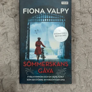 Sömmerskans gåva - Boken 'Sömmerskans gåva' av Fiona Valpy är en internationell bästsäljare. Den handlar om tre unga sömmerskor i Paris 1940 som bär på stora hemligheter. Två generationer senare återvänder en av kvinnornas barnbarn för att avslöja dessa hemligheter. En gripande berättelse om mod, kärlek och vänskap.
