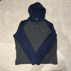 Grå och marinblå hoodie från Ralph Lauren - Köpte den begagnad så vet ej äkthet därav pris🙌 vid minsta fråga eller fundering hör av er🤝