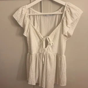 Vit blus!! 💘💘 - Säljer denna blus i storlek xs då den ej kommer till användning längre, toppen skick 🥰