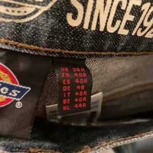 Dickies raka gråa jeans - Dickies jeans med rak passform med färgen grå, använd ett fåtal ggr och i storlek 30x32 