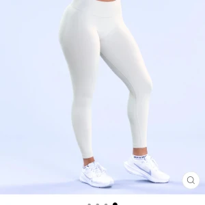 Ivory Impact Leggings - Säljer dfyne tights då de tyvärr var för stora. Nya med prislapp kvar, storlek L