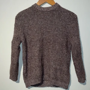 Stickad tröja från Zara  - Hej, säljer en riktigt tjusig stickad tröja ifrån Zara i storlek XS. Har en finare brun färg och är riktigt mysig att ha på sig när det är kallt utomhus. Ställ gärna frågor vid eventuella funderingar :)
