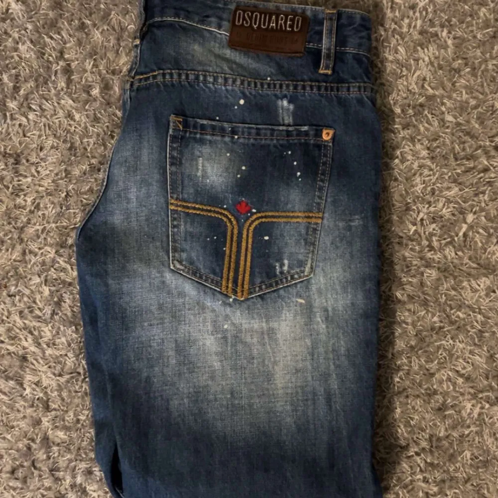 säljer min bros  dsquared2 jeansen då dom aldrig används köpa för runt 5 tusen för några år sedan och han tyckte inte dom passa hans stil så då säljer jag dom. Jeans & Byxor.