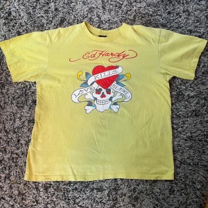 Ed hardy tisha som går hard asl  - Väldigt bra skick. Inga fläckar. Dock lite slitage på print texten men jag märkte inte ens av det förens nu så de chill Om du vill ha mått så är de bara o skicka meddelande så löser jag 