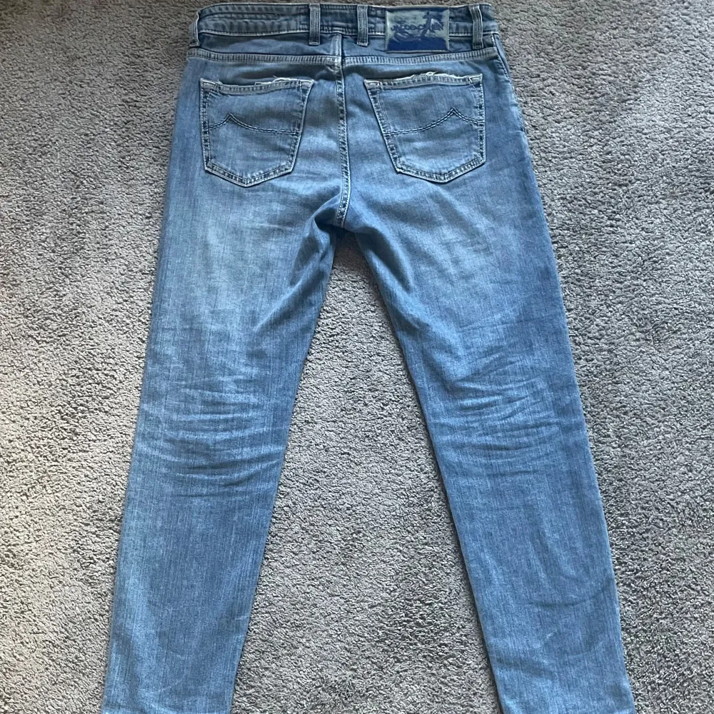 Hej säljer nu mina Jacob Cohén jeans då jag har tröttnat på dem, dem har tecken på användning,  jag är 170 och väger 65kg. Kan ta emot byten och priset är inte hugget i sten om ni har några funderingar så är det bara att fråga. Jeans & Byxor.