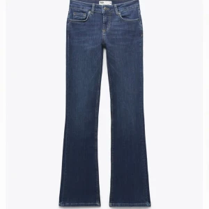 Zara jeans  - Superfina jeans från zara, byxorna är uppsprättade längst ner. Jag är 170 och passar bra j längden, funkar för längre och kortare också! 