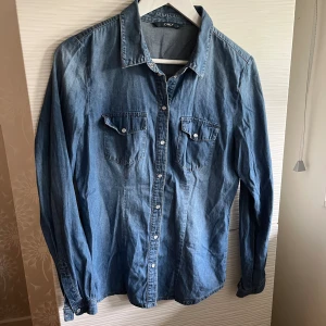 Jeansskjorta  - Jeansskjorta från Only i toppskick  Storlek 40 Rök- och djurfritt hem ✨