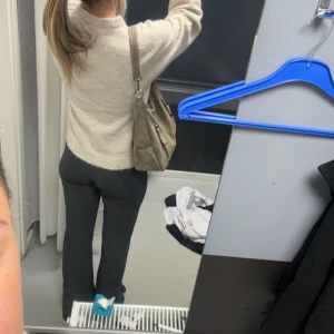 Grå kostymbyxor  - Säljer dessa jättefina kostymbyxor med vida ben samt stretchigt material  Storlek 32 men passar även 34