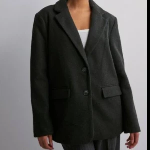 Svart kavaj/blazer/jacka i tjockare material från Nelly - Använd 1 gång så i nyskick, storlek 36 men passar också en 38 om man vill ha den något mer åtsittande 🖤  Super mjuk och skön, passar perfekt nu till hösten 🍁