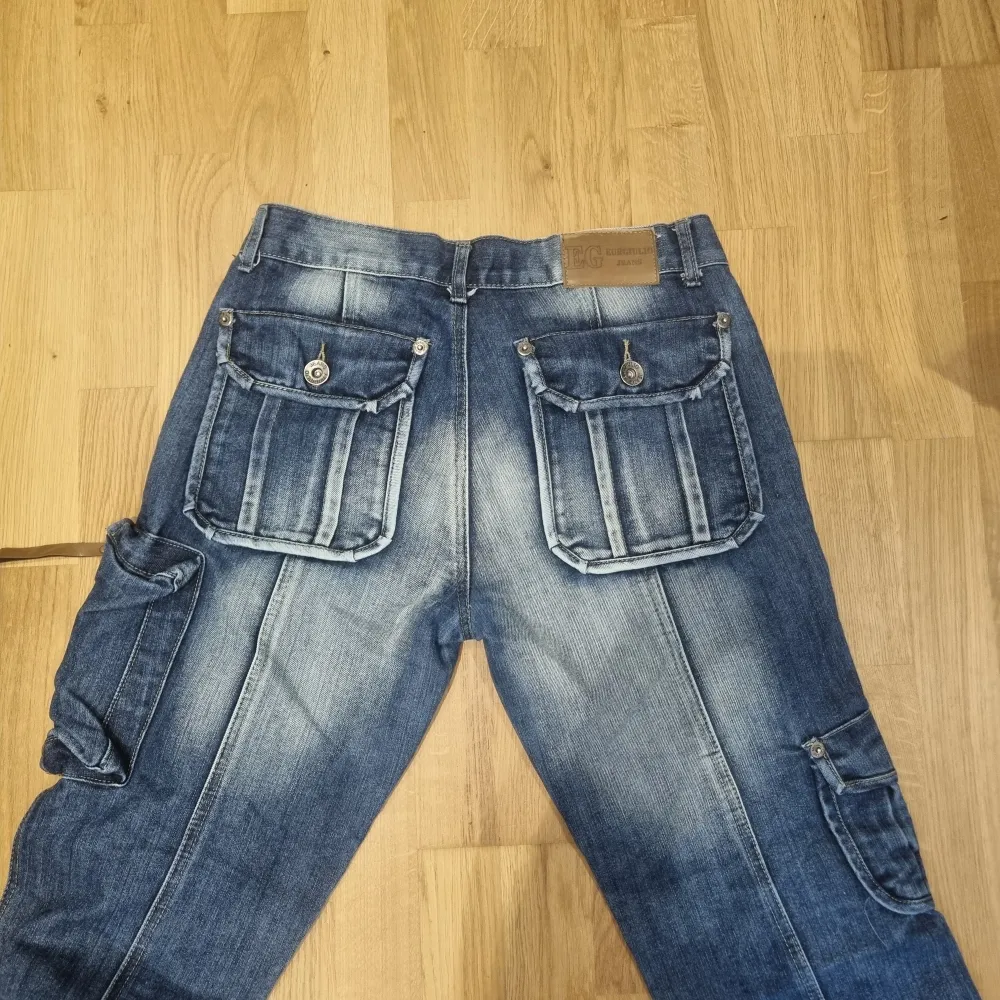 Ett par coola jeans med massa fickor.  Midjeomkrets: 80cm Innerbenslängd: 78cm. Jeans & Byxor.