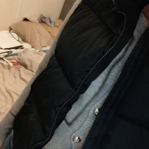 Svart tjock väsk  - Kroppad svat tjock väst, perfekt till hösten