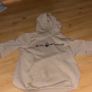 En Sail racing hoodie i bra skick storlek 170 ny pris 1200 säljer 600 kan gå ner via snabb affär 