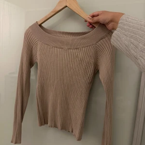 Off shoulder tröja från Gina Tricot 💕 - Säljer denna off shoulder tröja köpt från Gina Tricot. Knappt använd 💕