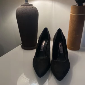 pumps tamaris  - Svarta pumps ifrån märket Tamaris. Knappt använda som man kan se på undersidan (sista bilden).OBS läggs ut på fler sidor.  Pm för fler bilder 🥰