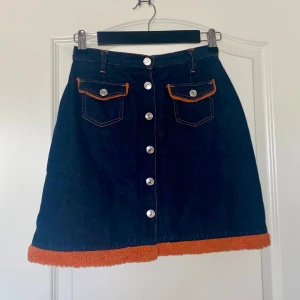 Höstig fodrad kjol 🧡 - Fodrad kjol från okänt märke ☺️ Den går att knäppa hela vägen 🧡