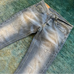 Dondup George - Feta Dondup George Jeans i toppskick Storlek: 31, Designade slitningar och tvätt. skriv om du har frågor😇 pris går även att diskuteras! 
