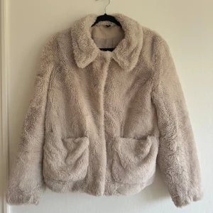 Beige teddyjacka från H&M - Säljer en supermysig beige teddyjacka från H&M. Den enda defekten är att en söm har gått sönder inuti som syns på sista bilden men det påverkar inte nånting när man har på sig den🥰