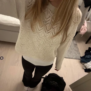 Söt stickad tröja - Säljer den här söta stickade tröjan med typ ett slags mönster på! Säljer då den inte längre kommer till användning och är lite liten❤️skriv vid funderingar eller annat!