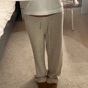 Stickade mjukisbyxor - Gosigaste stickade mjukisbyxorna🐻🐻🐻🐻