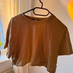 Bikbok t shirt - Cropt top från bikbok i mycket fint skick, inga defekter