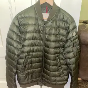 Moncler puffer jacka 9/10, storlek 4 om ni har frågor skriv gärna, pris kan diskuteras. Säljs för 8906kr säljer för 4500.