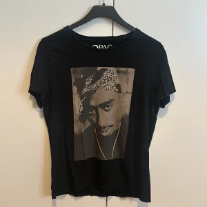 2 pac t-shirt - Köpt för 500 kr, kommer ej till användning. Pris går att diskutera.